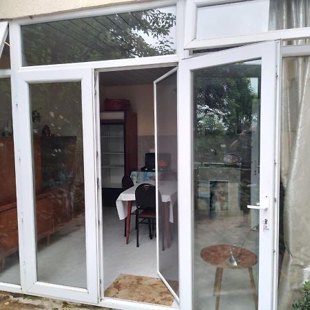Merabi And Neli Guest House Makhinjauri Bagian luar foto