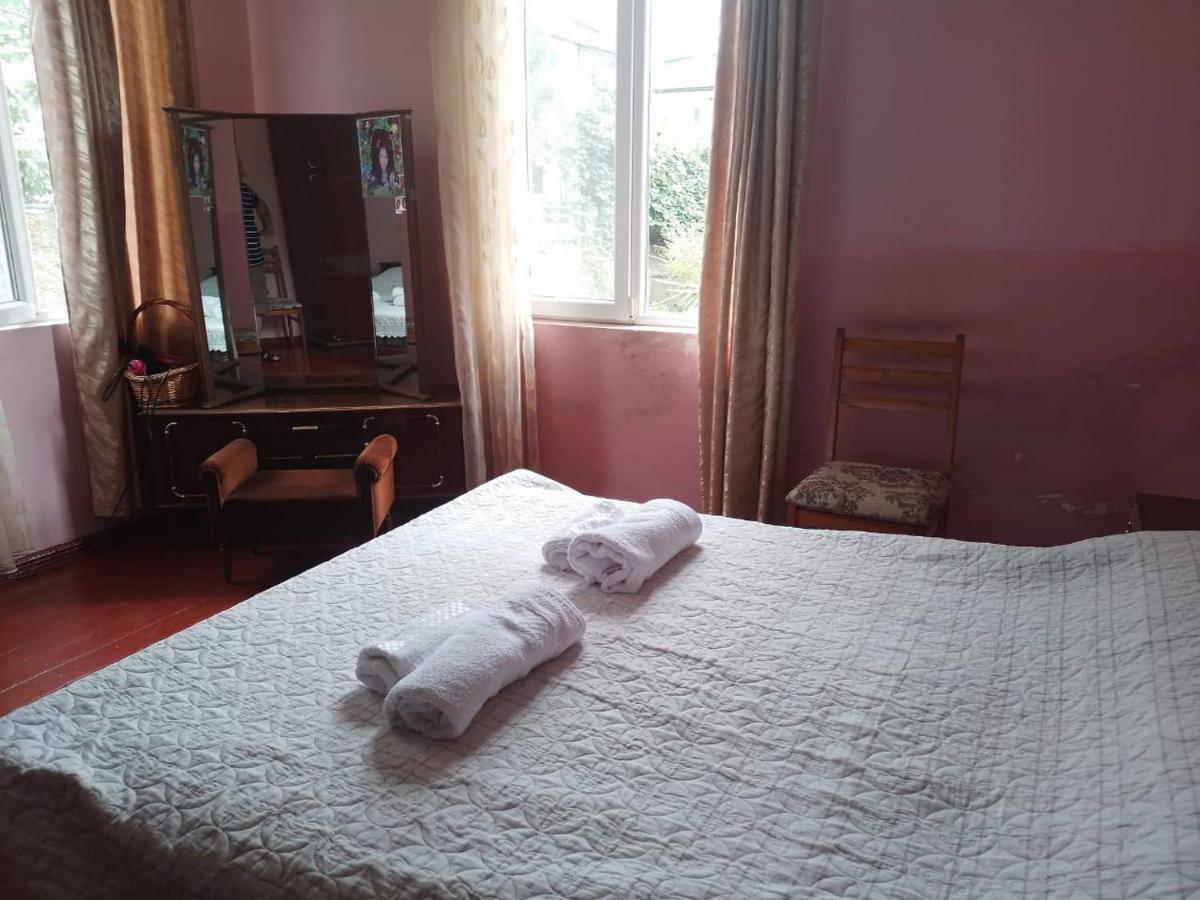 Merabi And Neli Guest House Makhinjauri Bagian luar foto