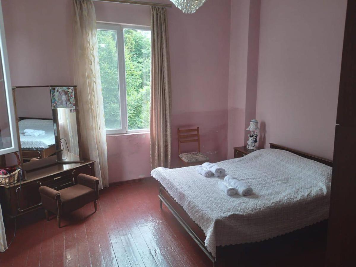 Merabi And Neli Guest House Makhinjauri Bagian luar foto