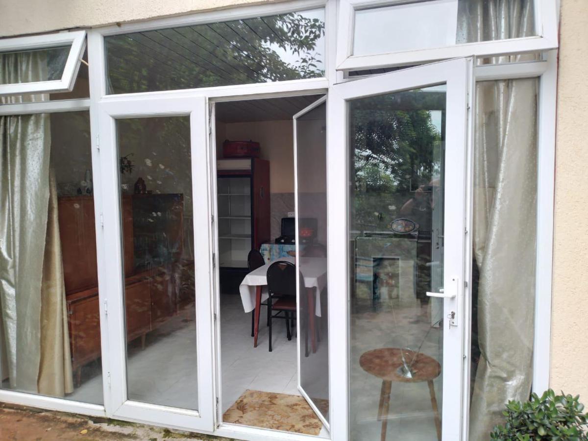 Merabi And Neli Guest House Makhinjauri Bagian luar foto
