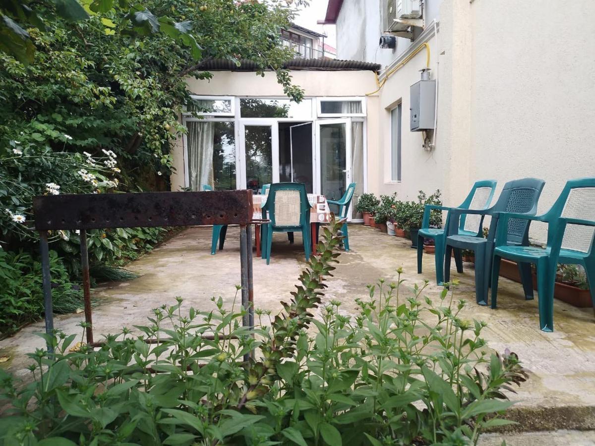 Merabi And Neli Guest House Makhinjauri Bagian luar foto