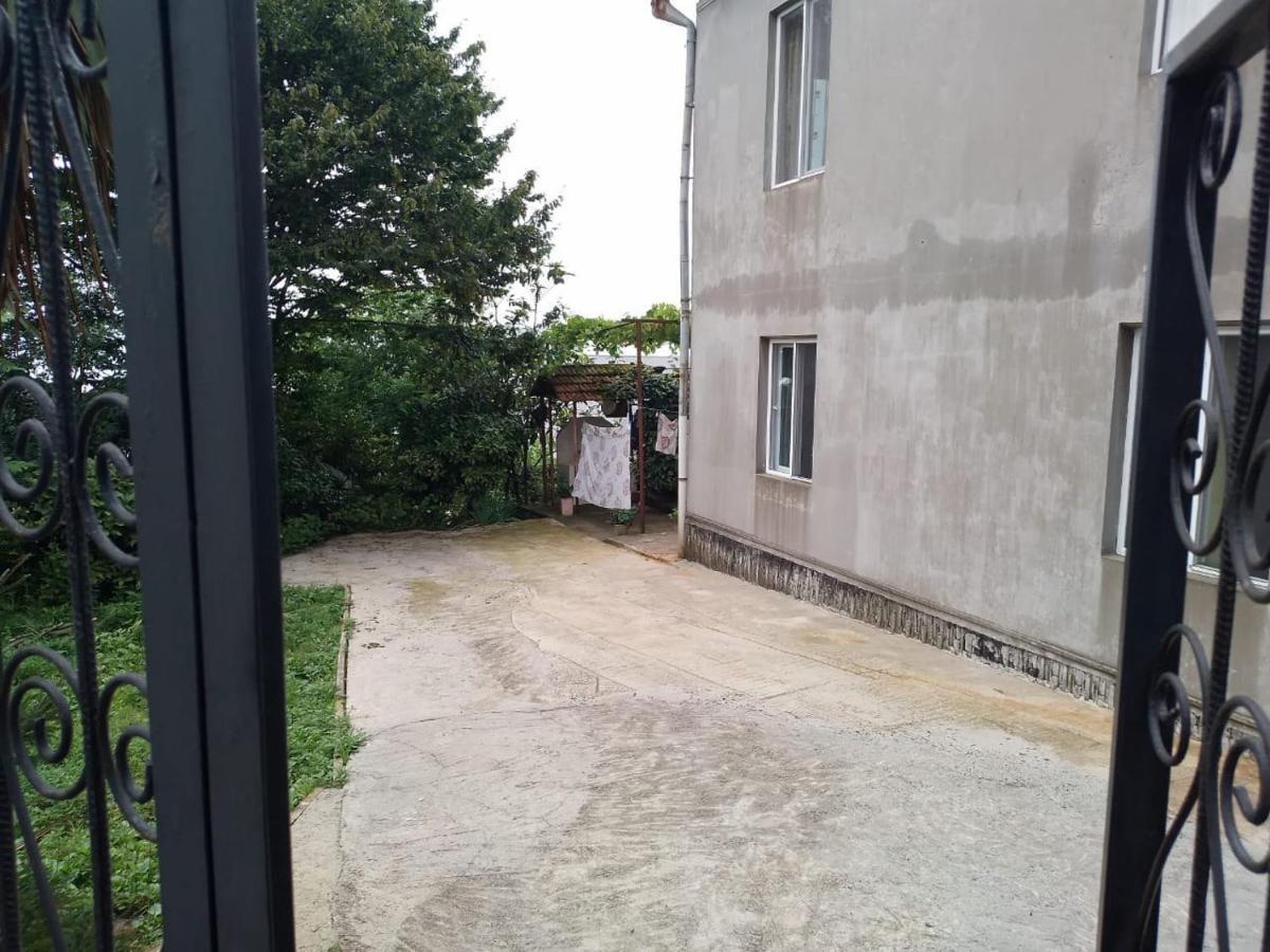 Merabi And Neli Guest House Makhinjauri Bagian luar foto