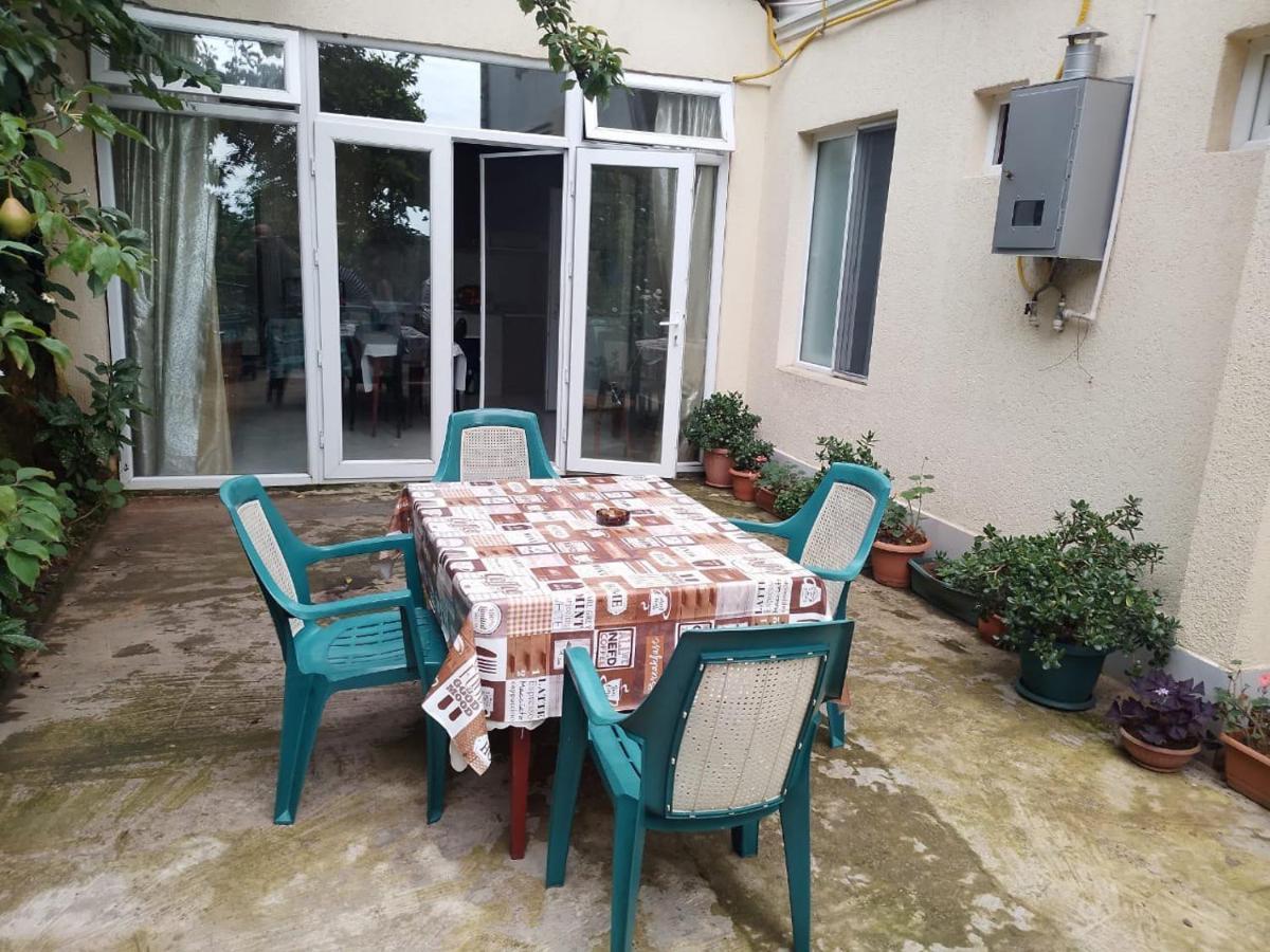 Merabi And Neli Guest House Makhinjauri Bagian luar foto