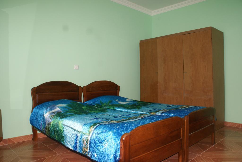 Merabi And Neli Guest House Makhinjauri Ruang foto