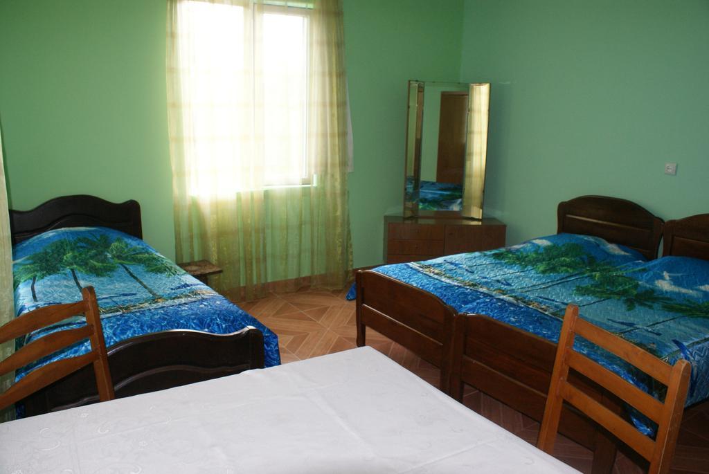 Merabi And Neli Guest House Makhinjauri Ruang foto