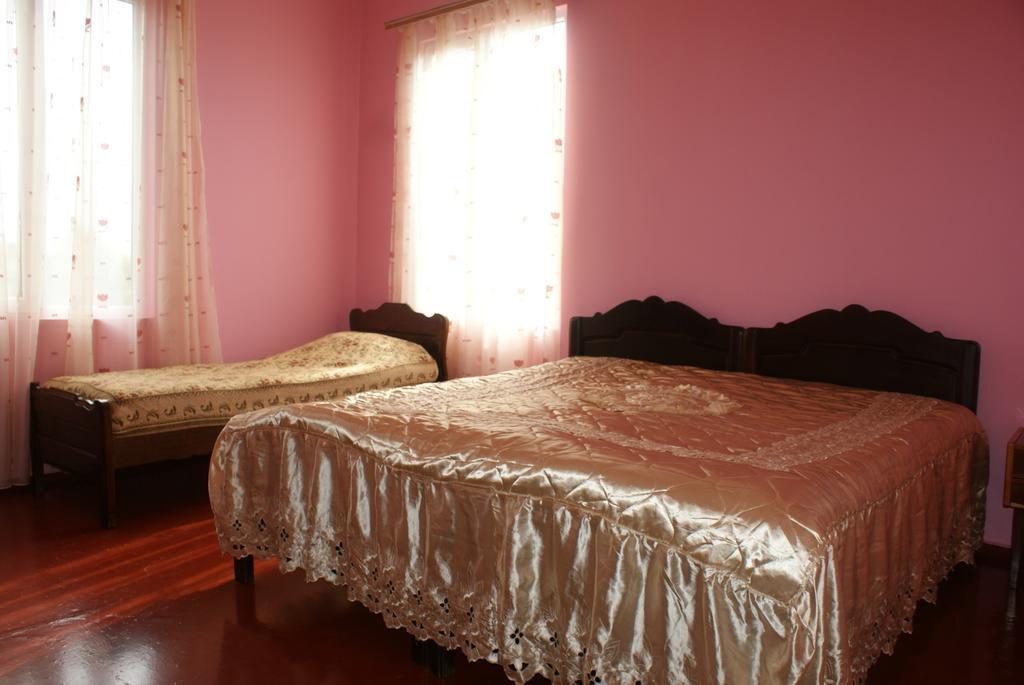 Merabi And Neli Guest House Makhinjauri Ruang foto