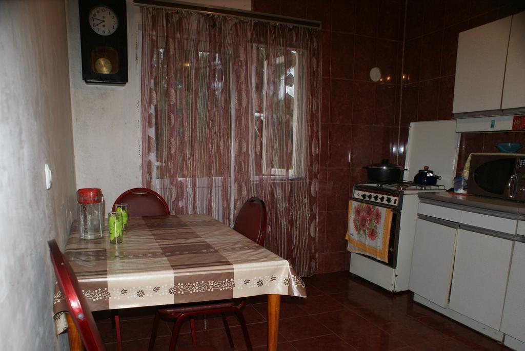 Merabi And Neli Guest House Makhinjauri Ruang foto