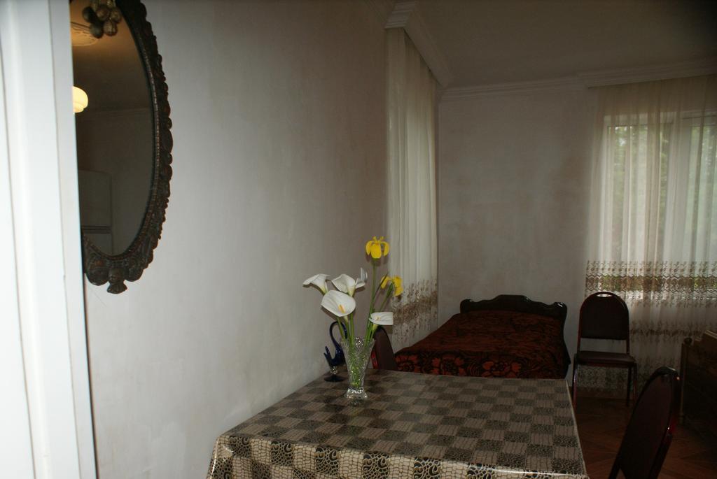 Merabi And Neli Guest House Makhinjauri Bagian luar foto