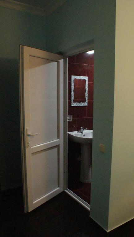 Merabi And Neli Guest House Makhinjauri Bagian luar foto