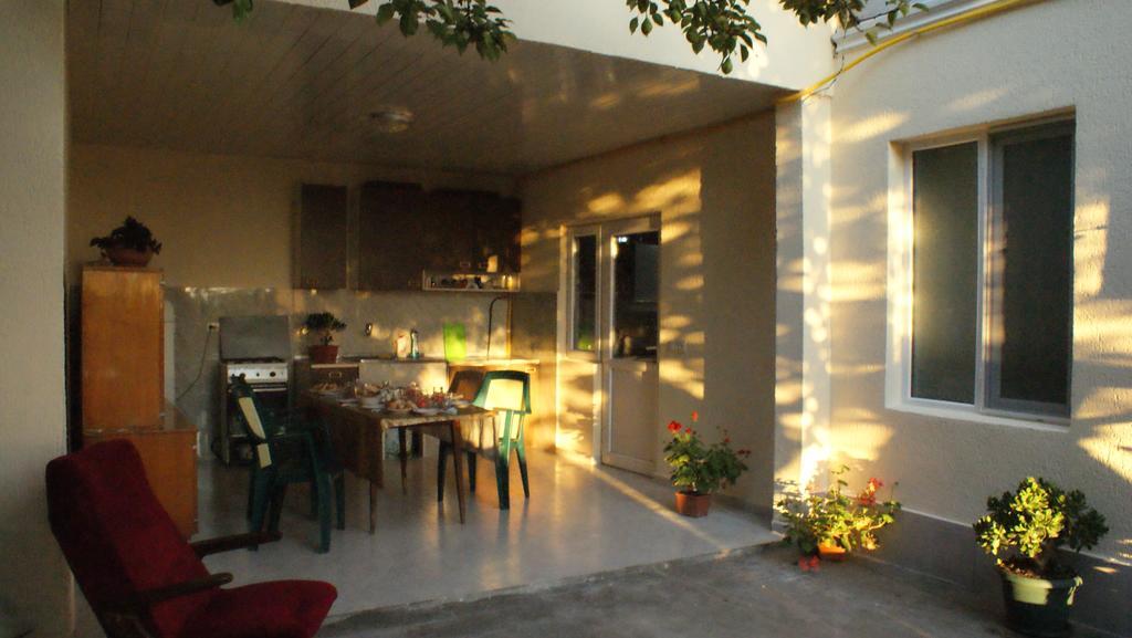 Merabi And Neli Guest House Makhinjauri Bagian luar foto