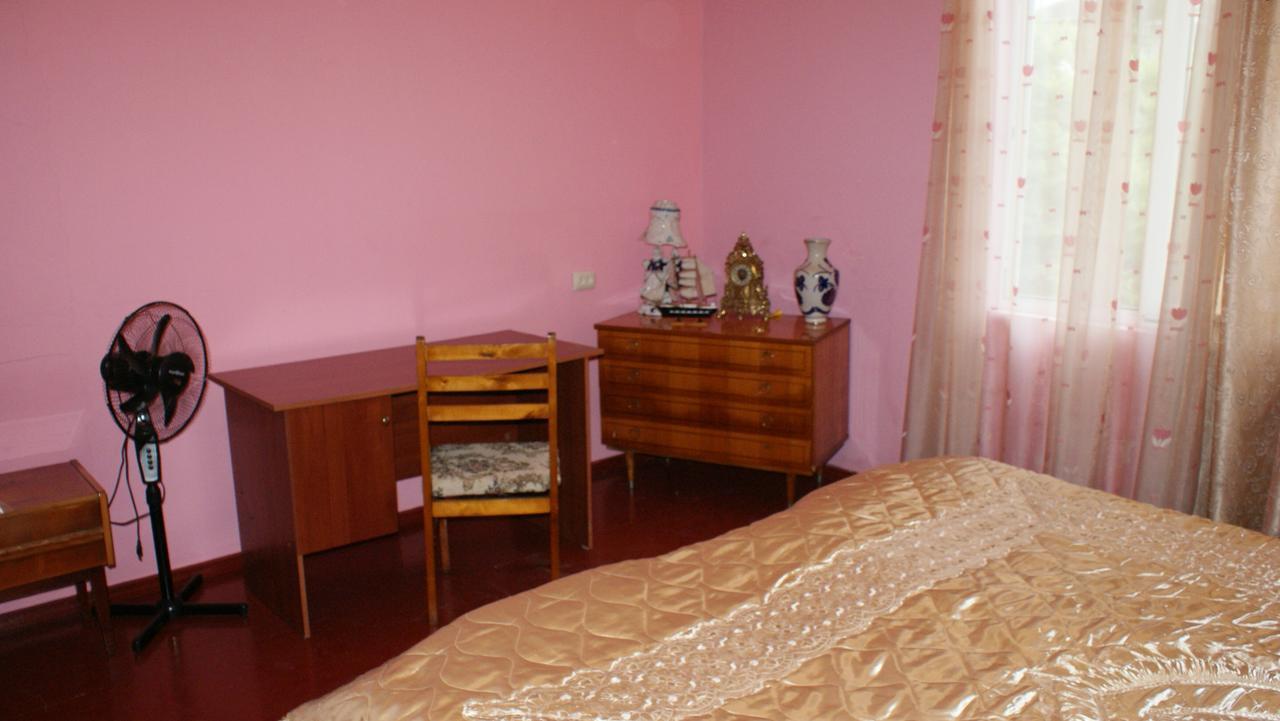 Merabi And Neli Guest House Makhinjauri Bagian luar foto