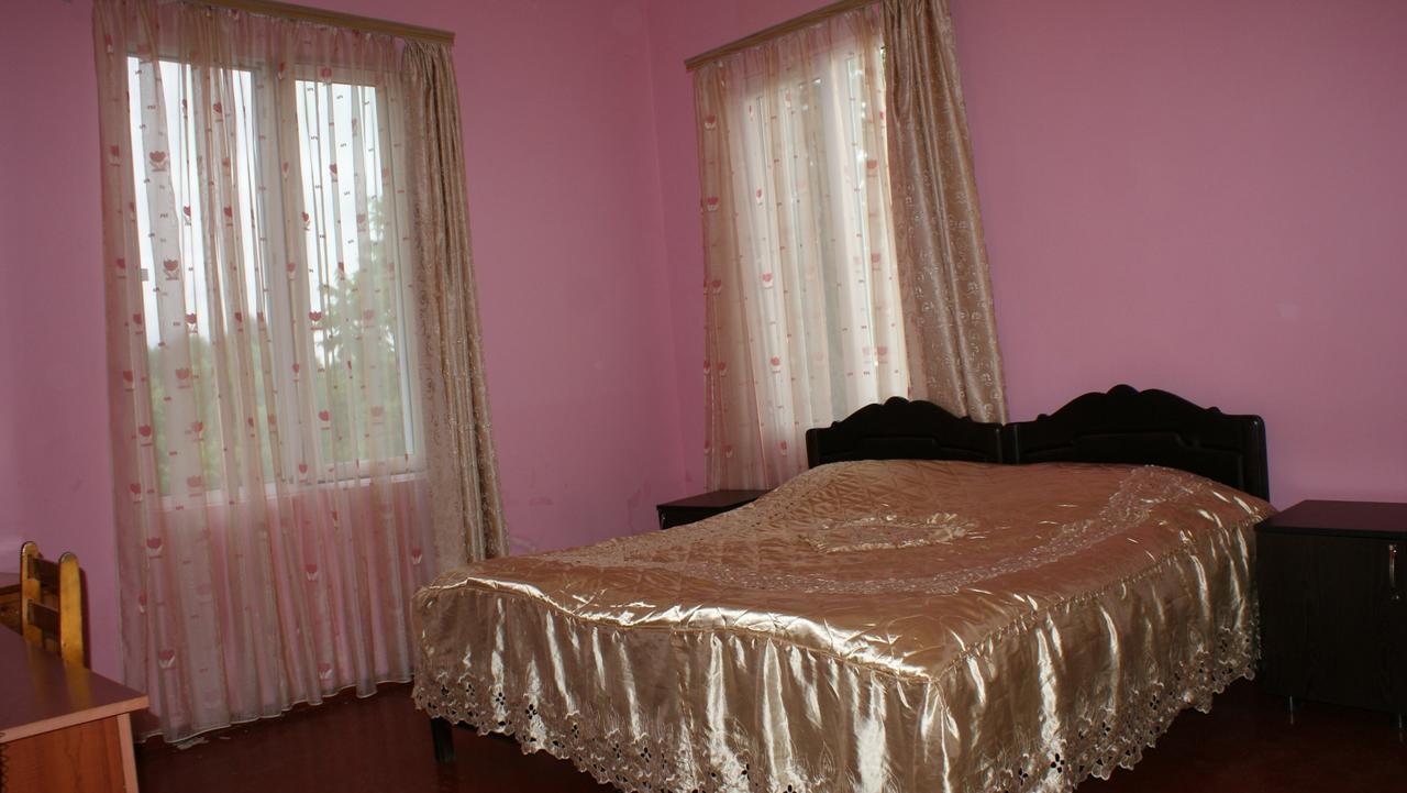 Merabi And Neli Guest House Makhinjauri Bagian luar foto