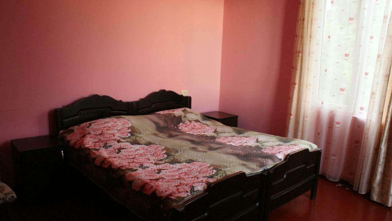 Merabi And Neli Guest House Makhinjauri Bagian luar foto
